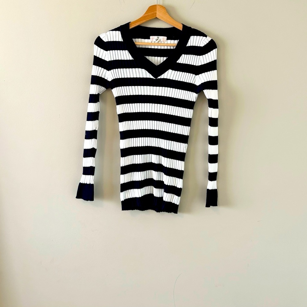 Pink Republic V-Neck Ribbed Sweater Size Large